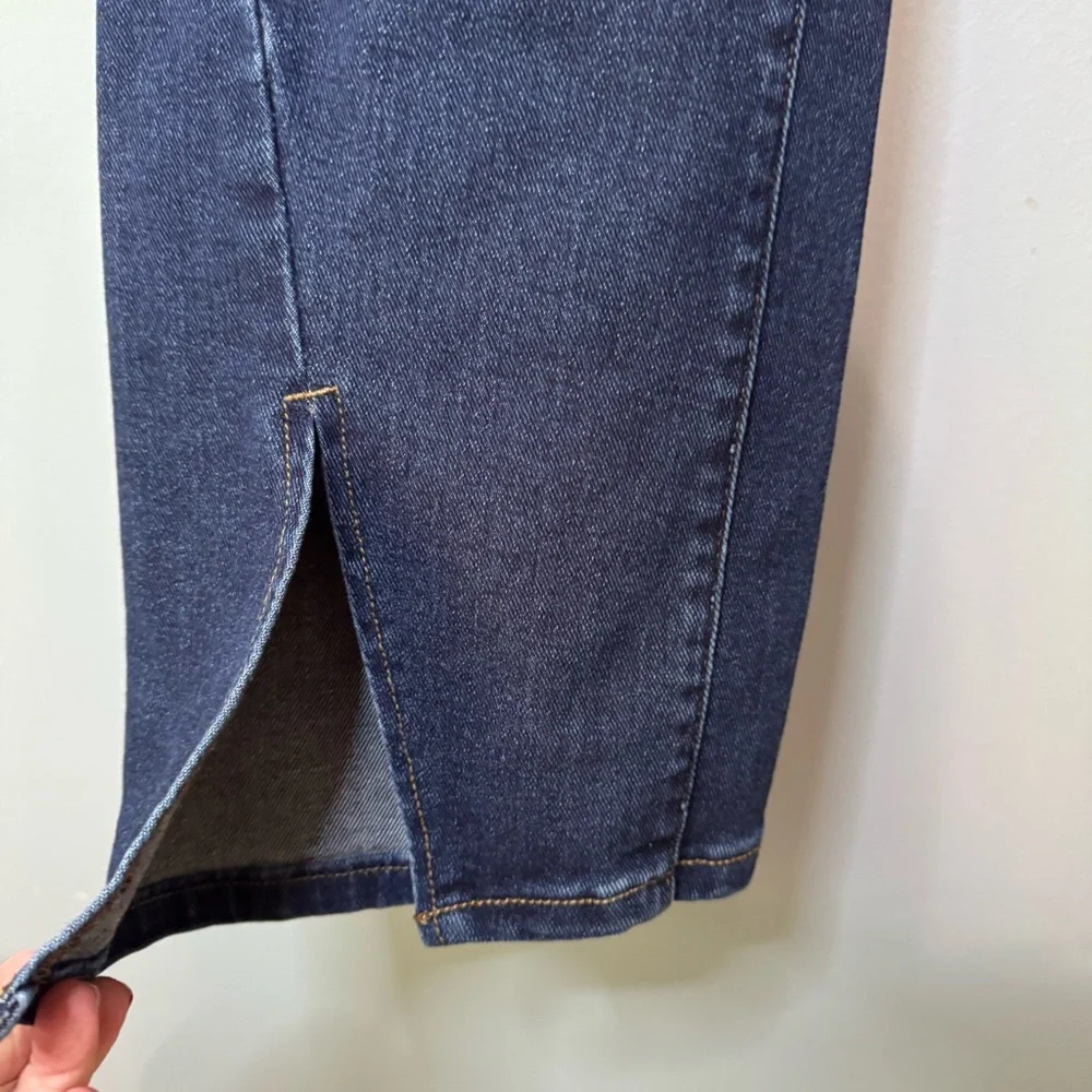Time and Tru Split Hem Straight Leg Cropped Jeans. Women’s 12